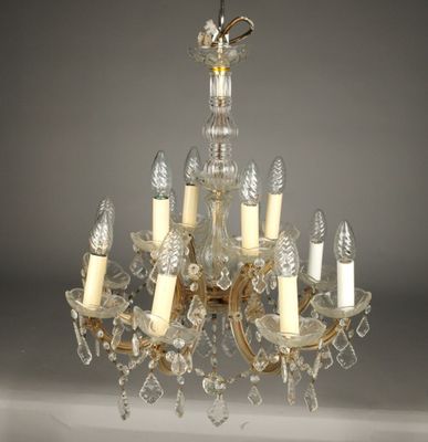une image d'un lustre en verre et en métal