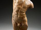 une image représentant une sculpture représentant le torse d'un homme sur un socle