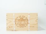 une boîte en bois portant une étiquette