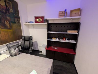 un bureau avec une chaise et un tableau accroché au mur