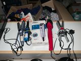 une boîte contenant des sèche-cheveux et d'autres objets, posée sur une table