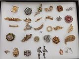 de nombreux types de broches exposés dans un cadre vitré