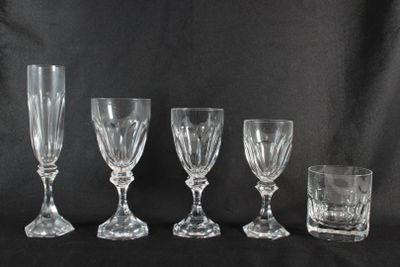 quatre verres à vin et un verre à shot sur fond noir