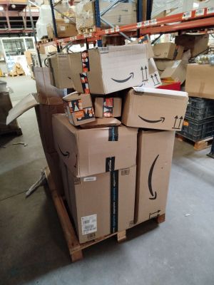 de nombreux cartons empilés les uns sur les autres dans un entrepôt