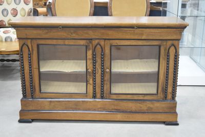 une table en bois avec deux chaises et une vitrine