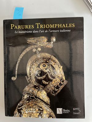 On voit ici la couverture du livre *Parures triomphales*