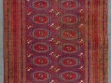 un tapis rouge et rose orné d'un motif géométrique