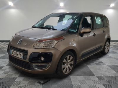la petite voiture est garée sur un sol en damier dans le garage