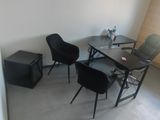 deux chaises et une table dans le coin d'une pièce