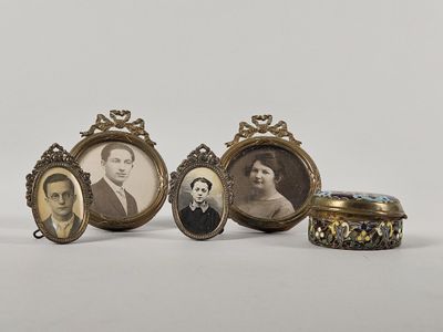 trois cadres photo anciens contenant chacun la photo d'un homme et d'une femme