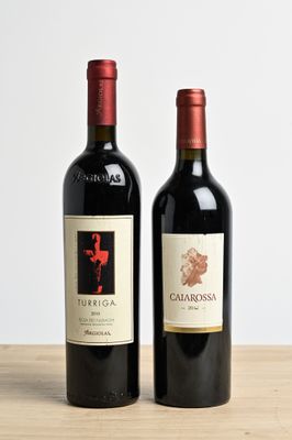 deux bouteilles de vin rouge posées sur une table en bois