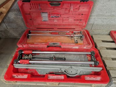 une boîte à outils rouge avec des outils sur une palette