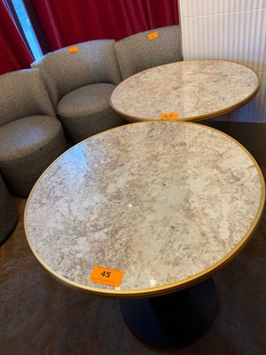 deux tables et un canapé dans un coin de la pièce