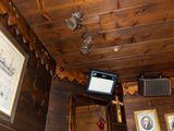 un téléviseur fixé au plafond d'une cabine