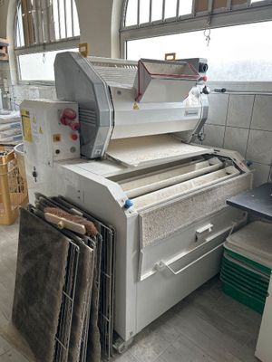 une machine placée au milieu d'une pièce
