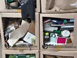 de nombreux cartons empilés les uns sur les autres sur un chariot