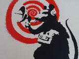 un tableau représentant un rat tenant une cible dans sa gueule