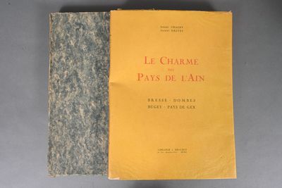 deux livres posés l'un à côté de l'autre sur une table