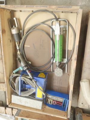 une boîte en bois contenant tout un tas d'outils