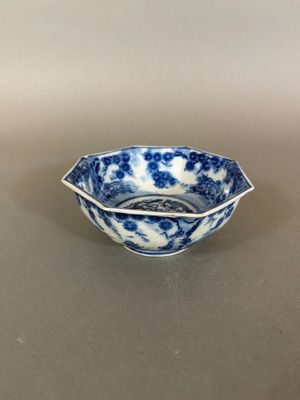 un bol bleu et blanc posé sur une table