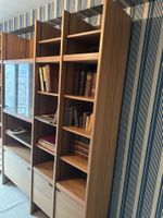 Bibliothèque Ligne Roset. Dans la vitrine, 2 néons. (photo 4)