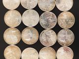 un grand nombre de pièces de monnaie qui se trouvent sur une surface noire