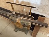 une machine posée sur une table dans une pièce