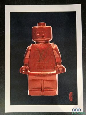 une photo d'une photo d'un bonhomme Lego rouge