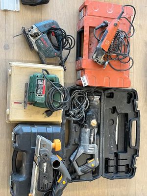 un grand nombre d'outils posés à même le sol