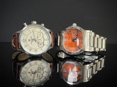 deux montres posées sur une surface noire