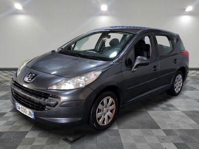 la voiture grise est garée dans le garage sur le sol en damier