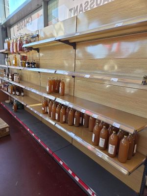 de nombreux pots de miel sur les étagères du magasin