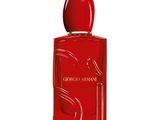 gros plan d'un flacon de parfum sur fond blanc