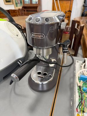 une cafetière posée sur une table dans une pièce