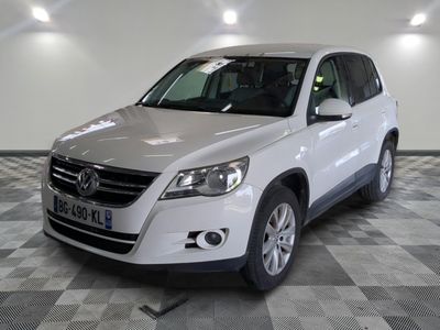 une photo d'un SUV Volkswagen blanc garé dans un garage