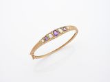 une photo d'un bracelet en or orné d'améthorate et de pierres d'améthorate