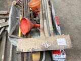 un tas d'outils posé par terre dans un garage