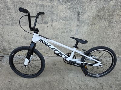 un vélo blanc garé sur le trottoir