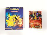 Deux cartes Pokémon sont posées l'une à côté de l'autre sur une surface blanche