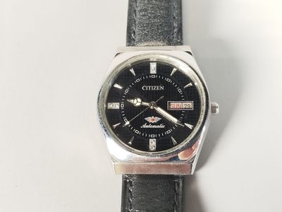 gros plan d'une montre-bracelet sur une surface blanche