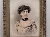 une vieille photo d'une femme en robe à col