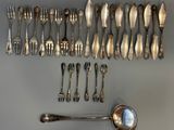 beaucoup de cuillères en argent et de cuillères à soupe sur la table
