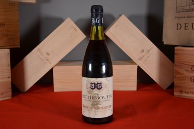 une bouteille de vin posée sur une table