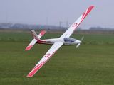 un petit avion qui vole dans les airs