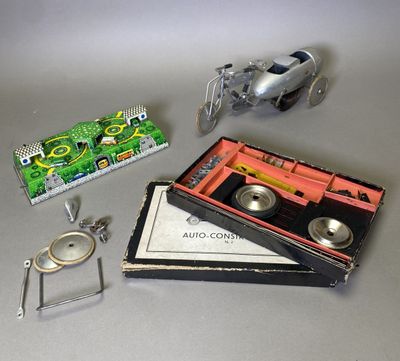 une petite voiture miniature et d'autres objets posés sur une table