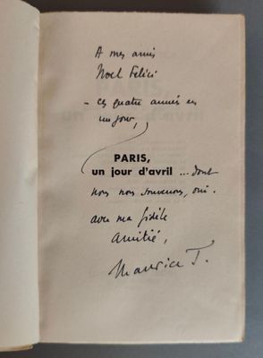 un livre ouvert avec une écriture dessus, posé sur une table