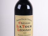 une bouteille de vin posée sur une table