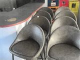 quatre chaises disposées devant un comptoir dans un restaurant