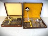 deux sets d'argenterie dans un coffret sur une table