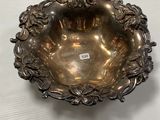 une assiette en argent antique avec un motif décoratif
